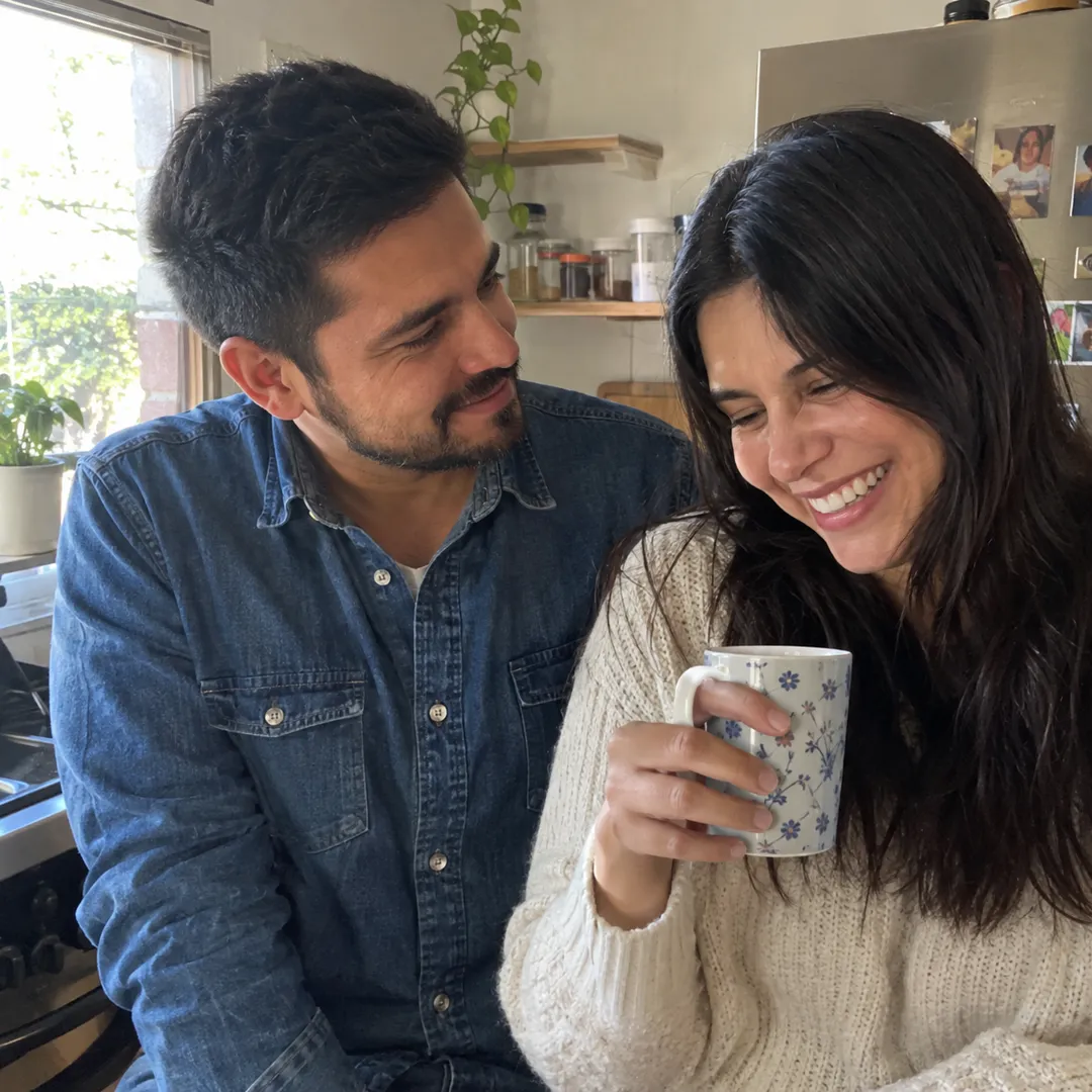 Un hombre mira a su esposa con ternura en la cocina